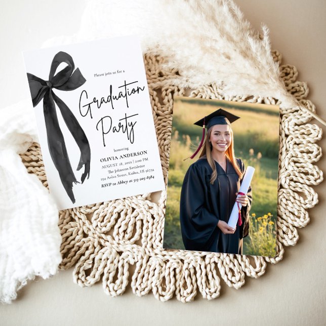 Convites Graduação moderna de Na moda de Arco preto para te (Watercolor Modern Elegant Trendy Ribbon Black Bow Coquette Grad Party Photo Graduation Invitation)