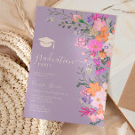 Convites Graduação por primavera de flores silvestres paste<br><div class="desc">Chamando a classe de 2023! Flores silvestres pastéis românticas,  primavera,  festas de formatura de casas abertas de Verão,  com bonito flores selvagens em cor rosa,  pêssego,  roxo,  lavanda,  folhas verdes e muito mais,  com uma tipografia de escrita escovada num fundo roxo,  elegante e editável,  em lavanda</div>