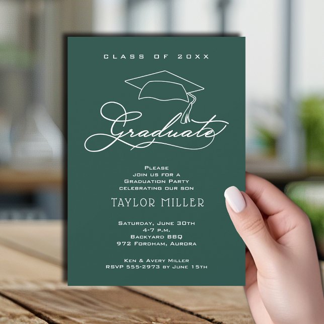 Convites Graduação Verde Escuro Elegante (Elegant white script and grad hat dark green graduation party invitations)