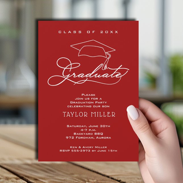 Convites Graduação Vermelha Cardeal de Script Elegante (Elegant white script and grad hat cardinal red graduation party invitations)