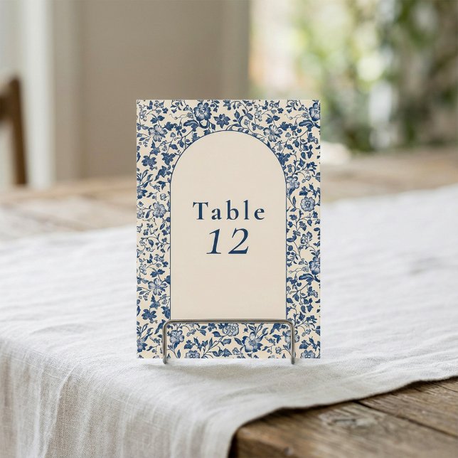 Convites Gráfico de assentos de mesa de arco floral intrinc (Vintage intricate floral arch table seating chart invitation.)