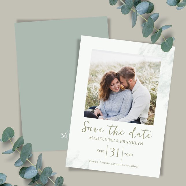 Convites Green Watercolor Salva o Casamento de Fotografia d (Simple watercolor green Save the Date card template.)