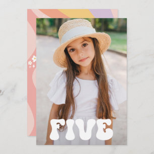 Convites groovy arco-íris 5 é uma foto de margarida retrô d