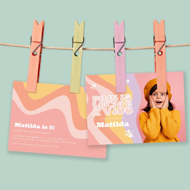 Convites groovy arco-íris cinco é uma foto de margarida vib (Criador carregado)