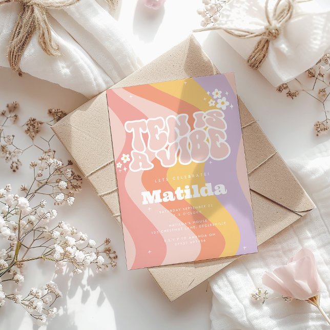 Convites groovy arco-íris dez é uma margarida retrô legal d (Criador carregado)