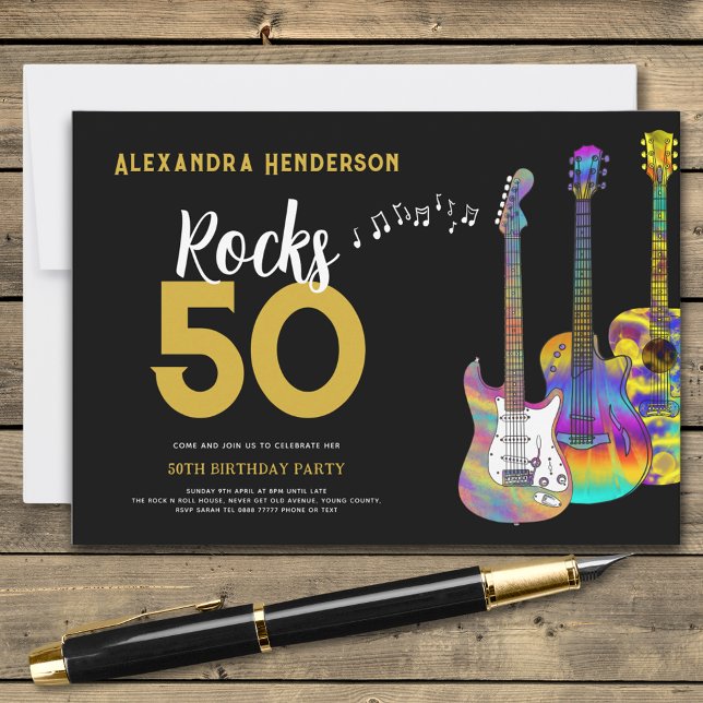Convites Guitar 50 faz 50 anos de festa (Rock and roll black and gold 50th birthday party invitation colorful funky guitars custom name rocks)