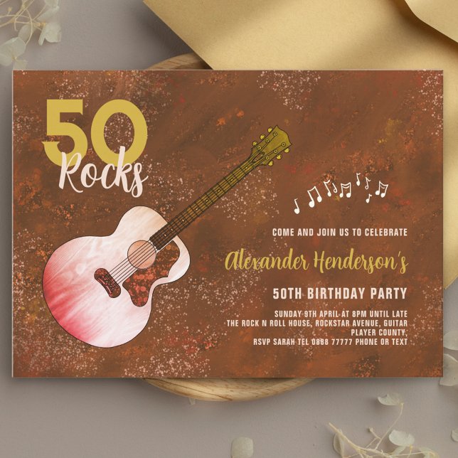 Convites Guitarra Rock and Roll 50º Aniversário Marrom Rúst (50 Rocks Country Guitar 50th birthday party invitation gold and brown for him)