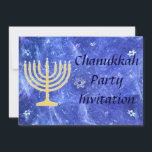Convites Hanukkah Snowstorm Menorah<br><div class="desc">Uma menorah Hanukkah de ouro brilhante sobrepôs-se a uma imagem fractal azul e branca que lembra os flocos de neve numa tempestade.</div>