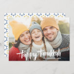 Convites Happy Hanukkah | Foto de feriados modernos<br><div class="desc">Cartão de saudação Festivo Hanukkah Holiday com sua foto favorita horizontal ou orientada a paisagem e "feliz hanukkah" em tipografia de pincel escrita à mão. Cartões se revertem a um padrão de estrelas de David num fundo branco coordenado. Ver a coleção inteira visitando nossa loja</div>