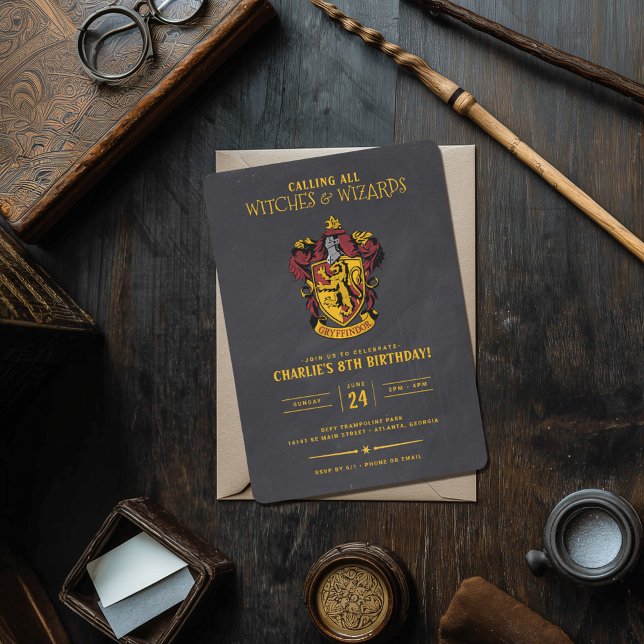 Convites Harry Potter Birthday | Quadro chalcado Gryffindor (Invitation on simulated table)