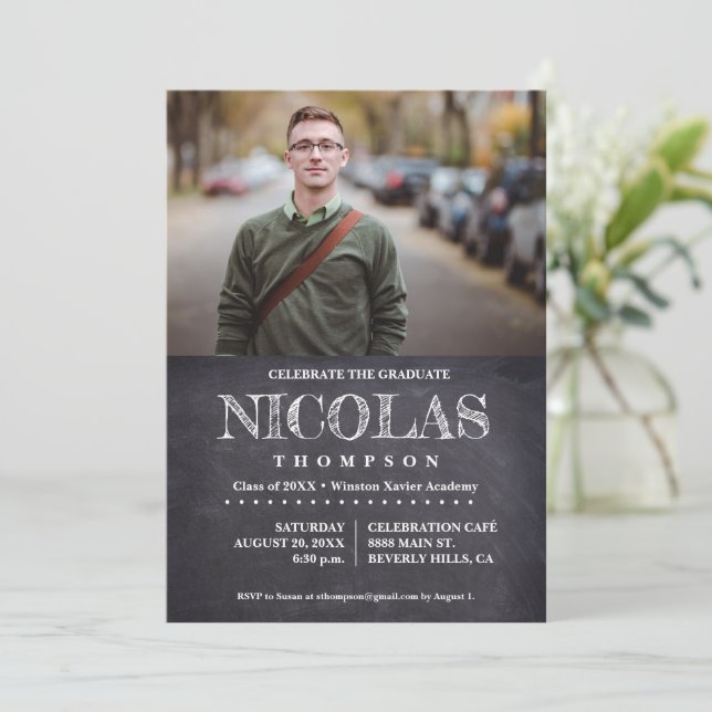 Convites Homem Clássico do Chalkboard Celebra o Formando (Em pé/Frente)