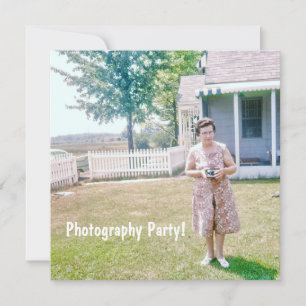 Convites Idosos bonitos segurando uma câmera de filme anti