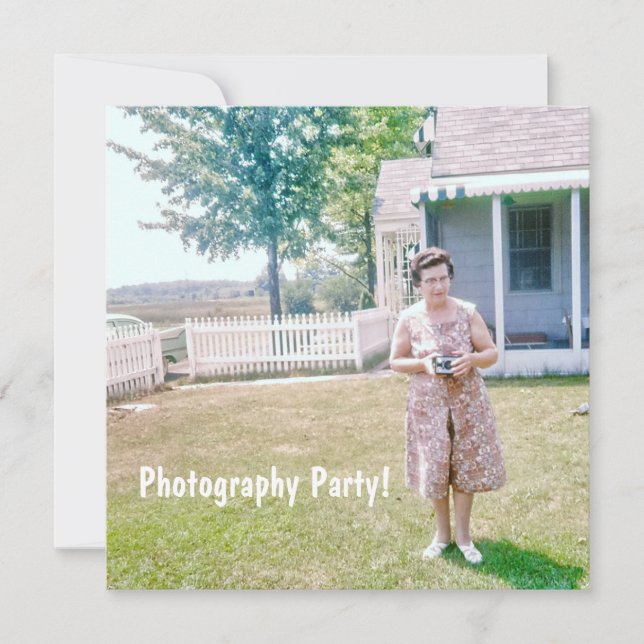 Convites Idosos bonitos segurando uma câmera de filme antig (Frente)