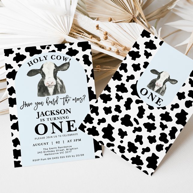 Convites Impressão azul Arco Negro Sagrado primeiro anivers (Modern black and white cow and cow print holy cow 1st birthday invitation also featuring a blue arch)