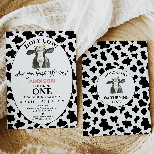 Convites Impressão da vaca branca negra primeiro aniversari (Cow themed 1st birthday invitation featuring a cute cow, flowers and black and white cow print.)