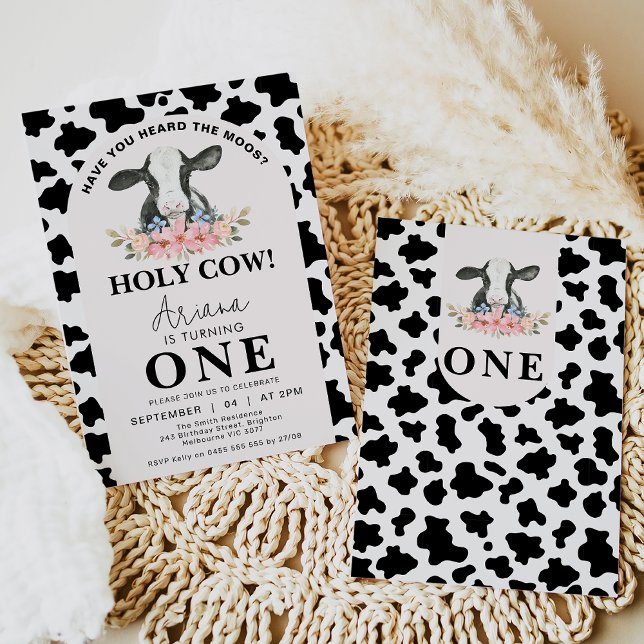 Convites Impressão de Arco de Vaca Preto Sagrado primeiro a (Black white cow 1st birthday invitation featuring a black and white cow print pattern and flowers.)
