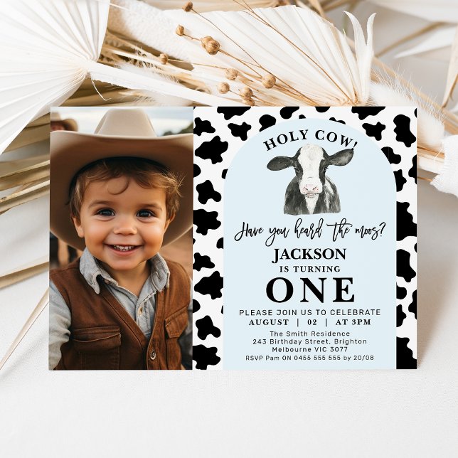 Convites Impressão de de Vaca Negra Foto de Santo primeiro  (Boy's modern photo holy cow 1st birthday invitation featuring a black and white cow and cow print.)