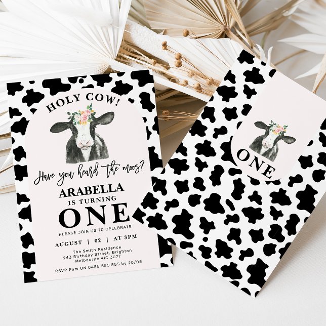 Convites Impressão do Arco da Vaca Negra primeiro aniversar (Black and white holy cow 1st birthday invitation featuring a cow, black and white cow print and arch)