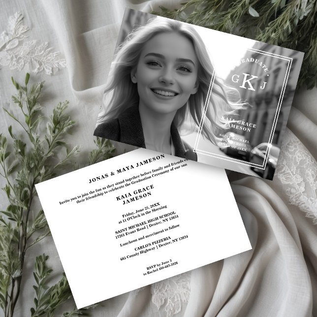 Convites Iniciais de Formando de Fotografia de Na moda refi (Exquisite Stylish Chic Modern Calligraphy Photo Grad Initials Black & White Invitation Card.)