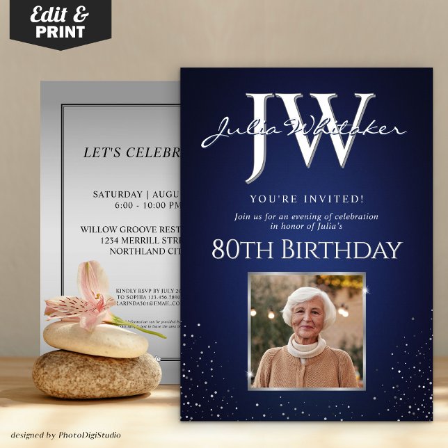 Convites Iniciais personalizadas Aniversário do Elegante Bl (Custom Initials Elegant Blue Silver 80th Birthday Invitation)