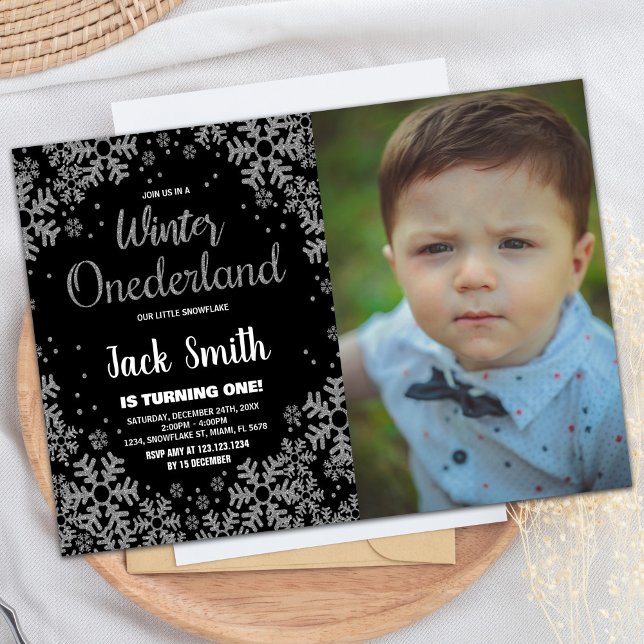 Convites Inverno ONEderland convoca Foto prata preta (Winter ONEderland Invitations Black Silver Photo)