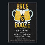 Convites Irmãos e Bebida Caneca de Cerveja Masculina Festa<br><div class="desc">Este convite de despedida de solteiro para casamento é perfeito para os rapazes, sendo ao mesmo tempo fixe e engraçado. Apresenta canecas de cerveja pintadas à mão em tons de amarelo, branco e azul a colidir com a frase "Bros and Booze" ("Amigos e Álcool"), sobre um fundo preto com padrão...</div>