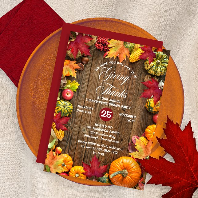 Convites Janta de Ação de Graças - Rústica Woodsy Dando Obr (Rustic Woodsy "Giving Thanks" Thanksgiving Dinner Invitation with Pumpkin-Frame on a Wood Background)