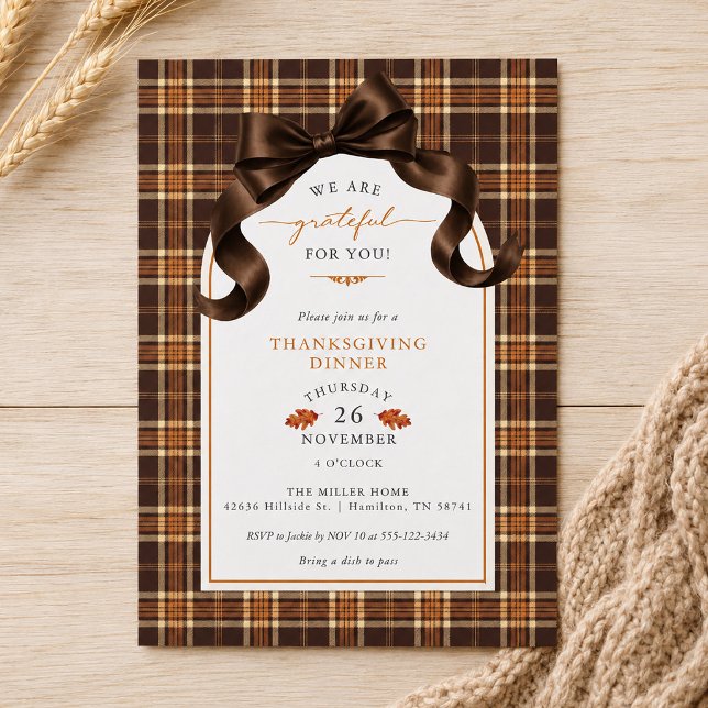 Convites Jantar de Ação de Graças de Bow Marrom e Xadrez La (Bow Brown and Orange Plaid Thanksgiving Dinner Invitation)