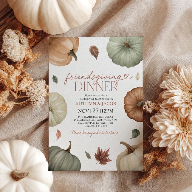 Convites Jantar de Ação de Graças dos Amigos Abóbora Outono (Friendsgiving Dinner Invitation with rustic pumpkins in shades of green and orange with fall leaves)