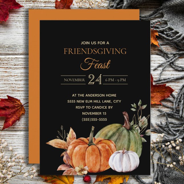 Convites Jantar de Ação de Graças dos Amigos das Abóboras P (Elegant orange and white pumpkins on black Friendsgiving Feast invitation)