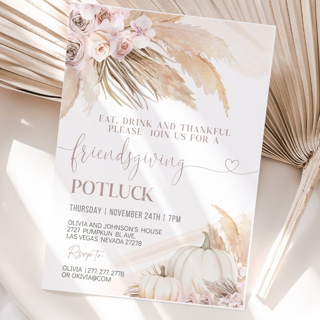 Convites Jantar de Ação de Graças entre Amigos Dia de Outon (Autumn Friendsgiving dinner table setup with warm colors, candles, pumpkins, and fall-themed decorat)