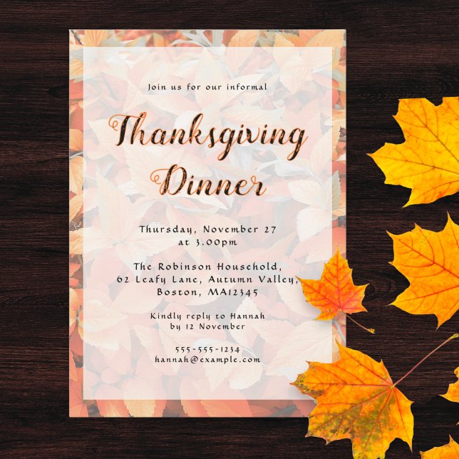 Convites Jantar de Ação de Graças Folhas de Outono Laranja (An invitation to a Thanksgiving Dinner, with orange leaves design, script typography and custom text)