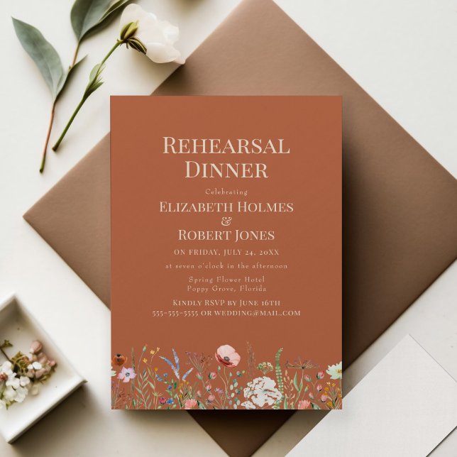 Convites Jantar de Ensaios com Flores Silvestres em Aquarel (Terracotta Watercolor Wildflower Rehearsal Dinner Invitation on wedding table with decoration.)