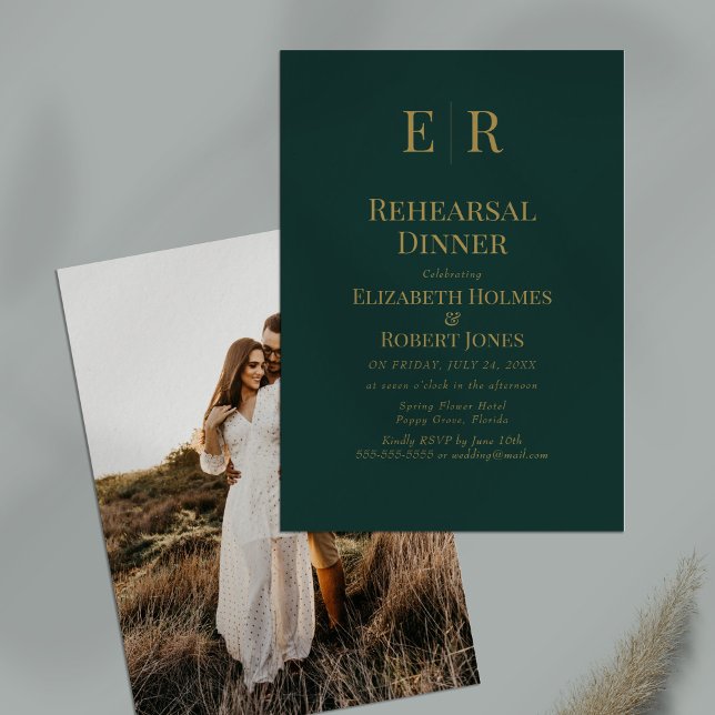 Convites Jantar de Ensaios de Foto com Monograma Verde Esme (Emerald Green Monogram Photo Rehearsal Dinner Invitation on a table.)