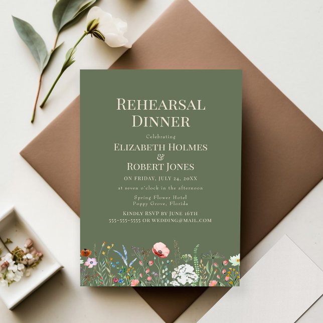 Convites Jantar de Ensaios do Prado de Flores Silvestres Ve (Sage Green Watercolor Wildflower Rehearsal Dinner Invitation on wedding table.)