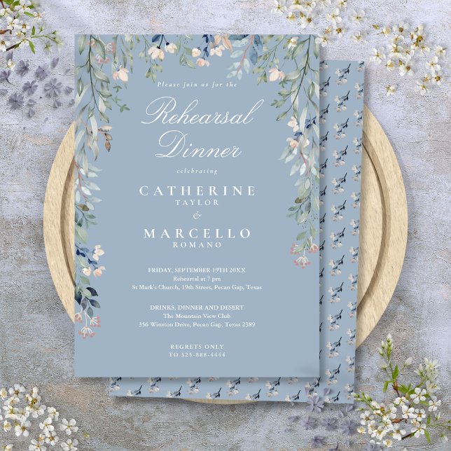 Convites Janto de ensaio azul de cascata floral Dusty (Floral Cascade Dusty Blue Rehearsal Dinner Invitation)