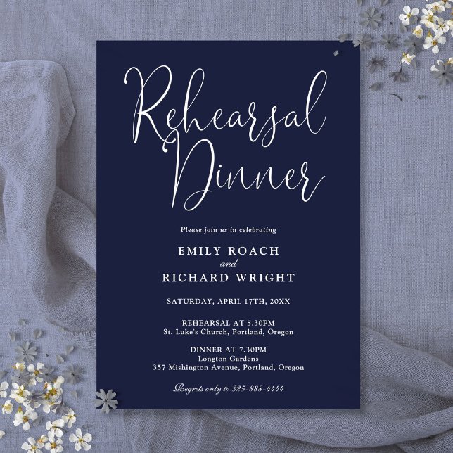 Convites Janto de Ensaio Azul do Marinho de Script Moderno  (Elegant Modern Script Navy Blue Rehearsal Dinner Invitation)