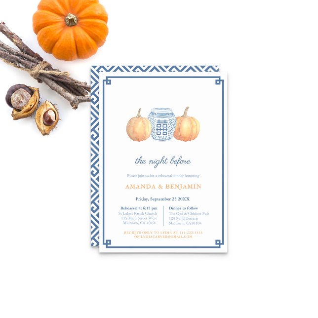 Convites Janto de ensaio de abóbora de Chinoiserie Blue & O (Navy Blue With Orange Pumpkins Preppy Wedding Rehearsal And Dinner Invitation)