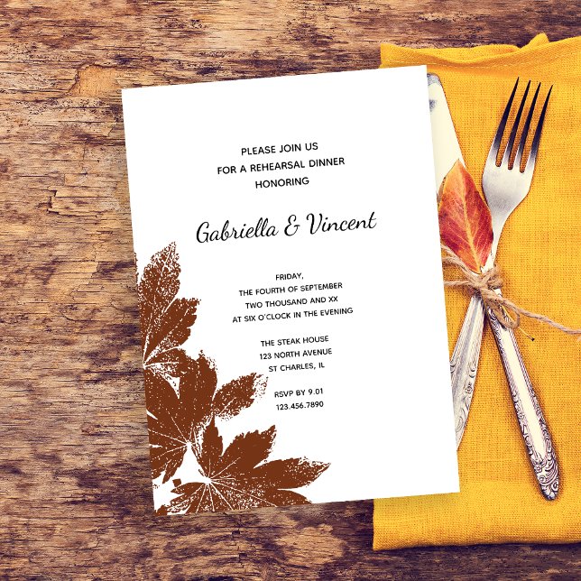 Convites Janto de Ensaio de Casamento com Carimbo de Folha (Fall in Love with this natural woodland wedding rehearsal dinner invitation.)