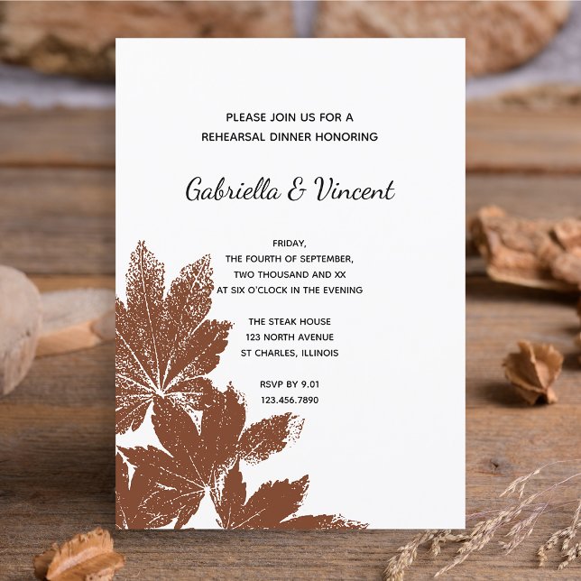 Convites Janto de Ensaio de Casamento com Carimbo de Folha  (Fall in Love with this natural woodland rehearsal dinner invitation.)