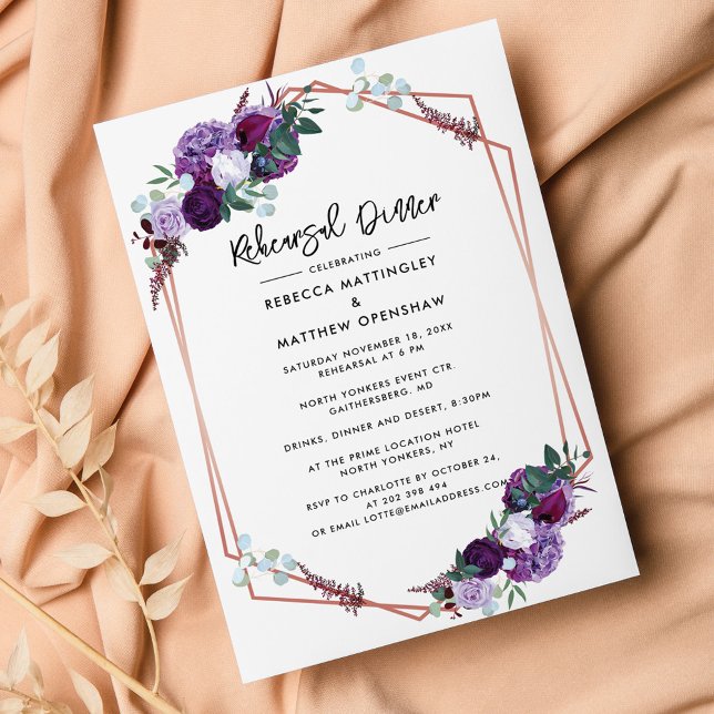Convites Janto de Ensaio de Casamento com Púrpura Floral Mo (Modern Purple Floral Rehearsal Dinner Invitation)