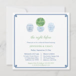 Convites Janto de Ensaio de Casamento de Chinoiserie Chic B<br><div class="desc">design azul-eterno, branco e verde, com cerâmica de boião de gengibre pintada à mão e madeira de boxe. Este sistema é complementado por uma fronteira "chave grega" e por um retrocesso de padrão. Eu defini a modelo para um convite de janto de ensaio, mas todos os campos de texto são...</div>