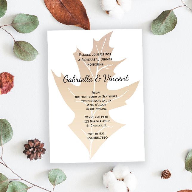 Convites Janto de Ensaio de Casamento de Folha de Oak Fall (Set a seasonal Autumn tone with the woodsy Fall Oak Leaf Wedding Rehearsal Dinner Invitation.)