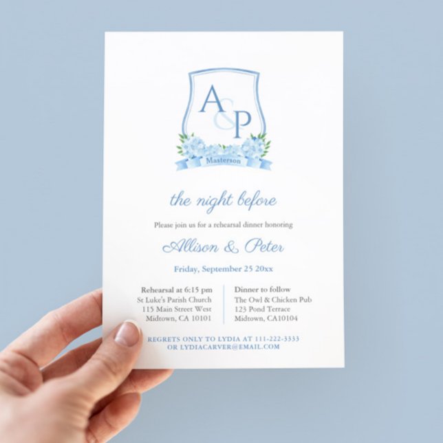 Convites Janto de Ensaio de Casamento de Peste Branca Elega (Timeless blue and white watercolor hydrangea monogram wedding crest wedding rehearsal dinner invite)
