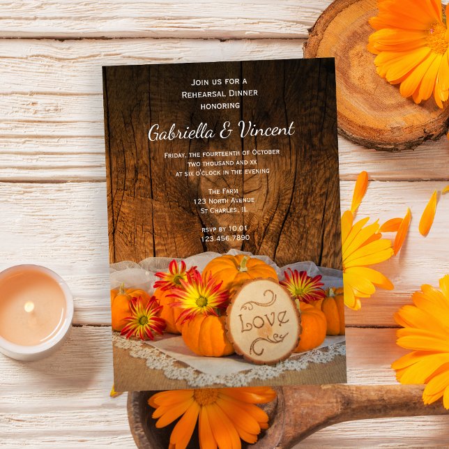 Convites Janto de Ensaio de Casamento de Pumpkins Rústico (Invite guests to your Autumn gathering with the Rustic Pumpkins Fall Wedding Rehearsal Dinner Invite)