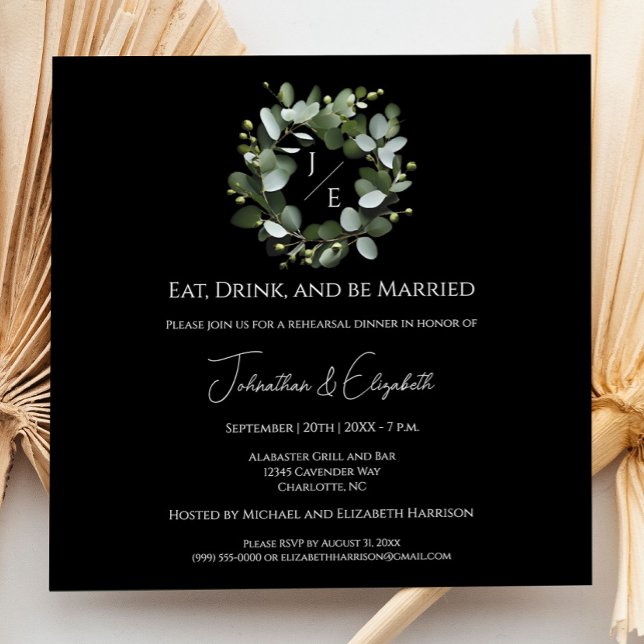 Convites Janto de Ensaio de Eucalyptus Wreath em Monograma  (Black Modern Monogram Eucalyptus Wreath Wedding Rehearsal Dinner Invitation)