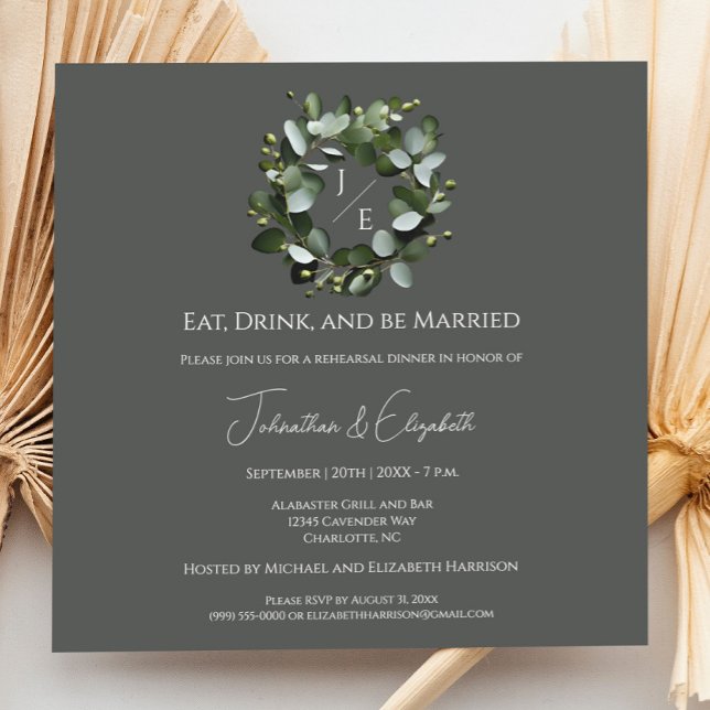 Convites Janto de Ensaio de Eucalyptus Wreath em Monograma  (Gray Modern Monogram Eucalyptus Wreath Wedding Rehearsal Dinner Invitation)