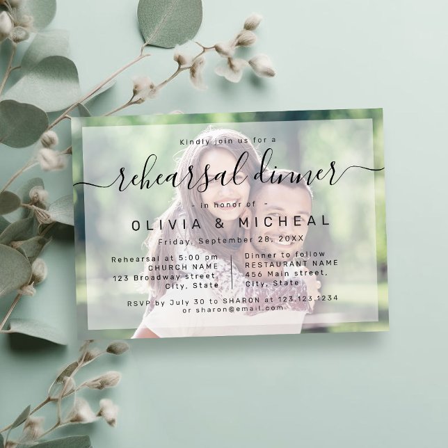 Convites Janto de ensaio de fotografias simples moderno (Modern simple script photo rehearsal dinner invitation)