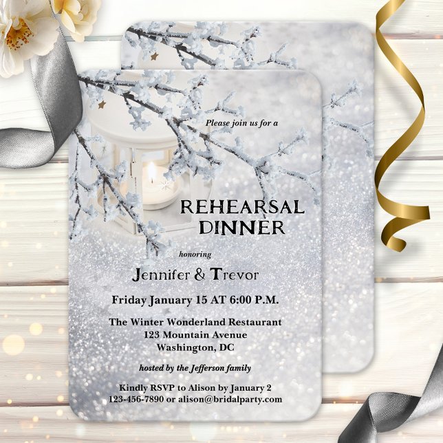 Convites Janto de ensaio de inverno em Lanterna Snow (Rehearsal dinner invitation showing a winter scene with a candle lit lantern in sparkling snow)