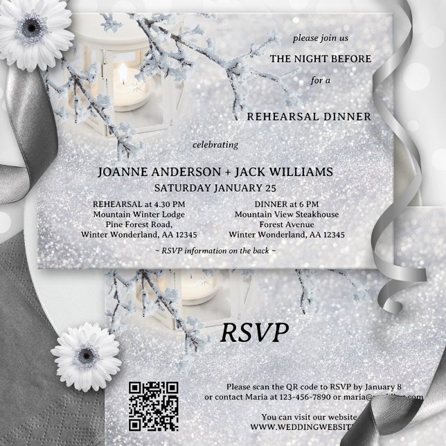Convites Janto de ensaio de Lanterna de inverno com neve es (Winter wedding rehearsal dinner invitation featuring a candle lit lantern on sparkling snow)